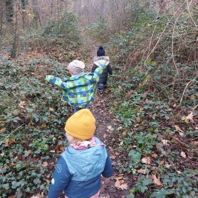Tagesmutter Hirschacker wandern im Wald (mobil)